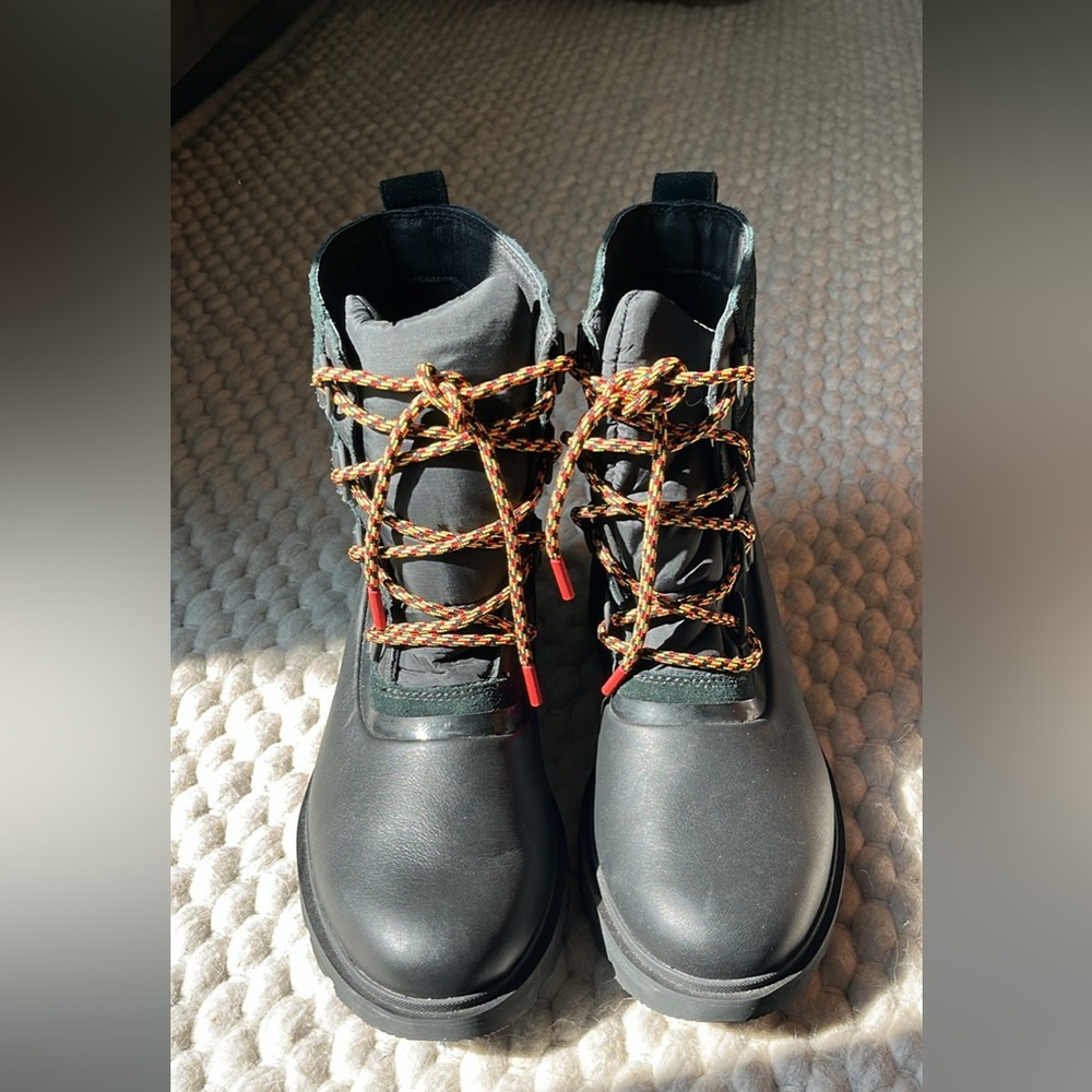 Sorel waterproof suede and leather boots 8.5